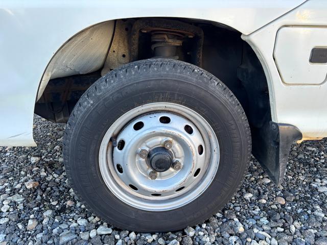サンバートラック TB マニュアル切り替え4WD・走行35200km・エアコン無・パワステ有・エアバック無・純正フロアマット・ドアバイザ-・オーディオ・ゲートチェーン・純正12インチホイル夏タイヤ装着(29枚目)