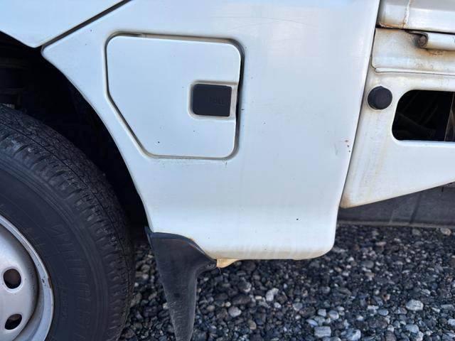 サンバートラック TB マニュアル切り替え4WD・走行35200km・エアコン無・パワステ有・エアバック無・純正フロアマット・ドアバイザ-・オーディオ・ゲートチェーン・純正12インチホイル夏タイヤ装着(30枚目)