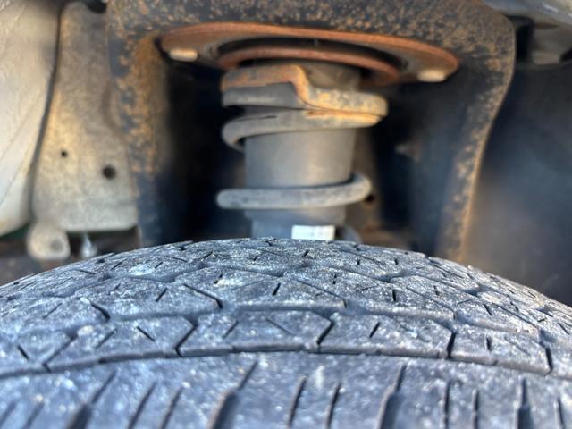 サンバートラック TB マニュアル切り替え4WD・走行35200km・エアコン無・パワステ有・エアバック無・純正フロアマット・ドアバイザ-・オーディオ・ゲートチェーン・純正12インチホイル夏タイヤ装着(32枚目)