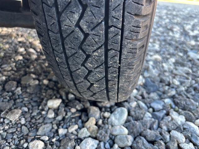 サンバートラック TB マニュアル切り替え4WD・走行35200km・エアコン無・パワステ有・エアバック無・純正フロアマット・ドアバイザ-・オーディオ・ゲートチェーン・純正12インチホイル夏タイヤ装着(35枚目)