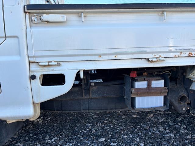 サンバートラック TB マニュアル切り替え4WD・走行35200km・エアコン無・パワステ有・エアバック無・純正フロアマット・ドアバイザ-・オーディオ・ゲートチェーン・純正12インチホイル夏タイヤ装着(36枚目)