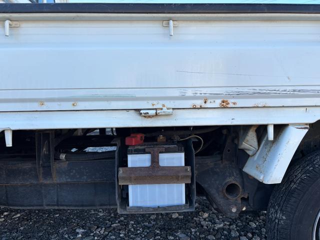 サンバートラック TB マニュアル切り替え4WD・走行35200km・エアコン無・パワステ有・エアバック無・純正フロアマット・ドアバイザ-・オーディオ・ゲートチェーン・純正12インチホイル夏タイヤ装着(38枚目)