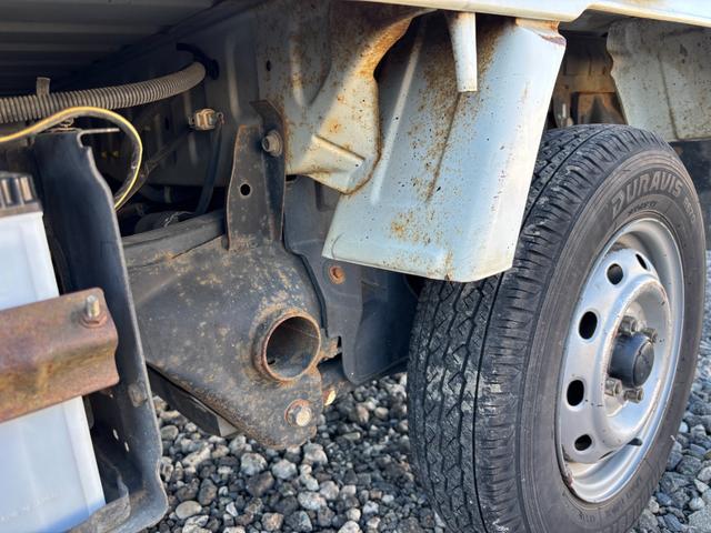 サンバートラック TB マニュアル切り替え4WD・走行35200km・エアコン無・パワステ有・エアバック無・純正フロアマット・ドアバイザ-・オーディオ・ゲートチェーン・純正12インチホイル夏タイヤ装着(39枚目)