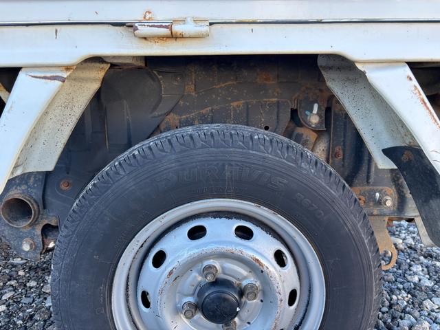 サンバートラック TB マニュアル切り替え4WD・走行35200km・エアコン無・パワステ有・エアバック無・純正フロアマット・ドアバイザ-・オーディオ・ゲートチェーン・純正12インチホイル夏タイヤ装着(41枚目)