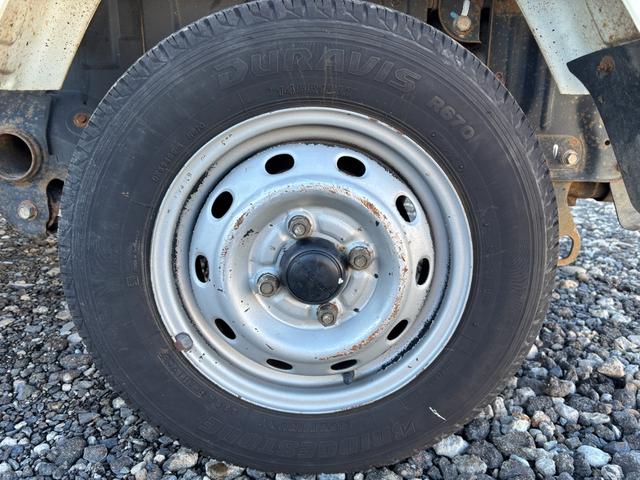 サンバートラック TB マニュアル切り替え4WD・走行35200km・エアコン無・パワステ有・エアバック無・純正フロアマット・ドアバイザ-・オーディオ・ゲートチェーン・純正12インチホイル夏タイヤ装着(42枚目)