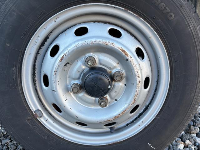 サンバートラック TB マニュアル切り替え4WD・走行35200km・エアコン無・パワステ有・エアバック無・純正フロアマット・ドアバイザ-・オーディオ・ゲートチェーン・純正12インチホイル夏タイヤ装着(43枚目)