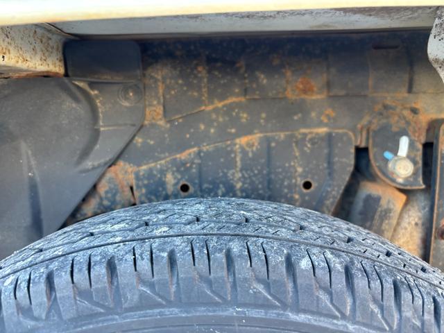 サンバートラック TB マニュアル切り替え4WD・走行35200km・エアコン無・パワステ有・エアバック無・純正フロアマット・ドアバイザ-・オーディオ・ゲートチェーン・純正12インチホイル夏タイヤ装着(44枚目)