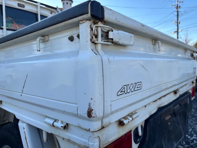 サンバートラック TB マニュアル切り替え4WD・走行35200km・エアコン無・パワステ有・エアバック無・純正フロアマット・ドアバイザ-・オーディオ・ゲートチェーン・純正12インチホイル夏タイヤ装着(46枚目)