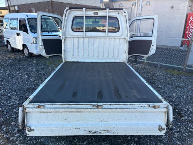 サンバートラック TB マニュアル切り替え4WD・走行35200km・エアコン無・パワステ有・エアバック無・純正フロアマット・ドアバイザ-・オーディオ・ゲートチェーン・純正12インチホイル夏タイヤ装着(50枚目)