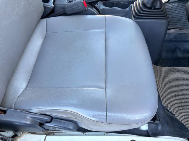 サンバートラック TB マニュアル切り替え4WD・走行35200km・エアコン無・パワステ有・エアバック無・純正フロアマット・ドアバイザ-・オーディオ・ゲートチェーン・純正12インチホイル夏タイヤ装着(55枚目)