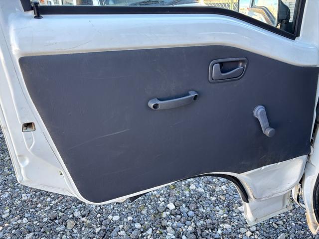 サンバートラック TB マニュアル切り替え4WD・走行35200km・エアコン無・パワステ有・エアバック無・純正フロアマット・ドアバイザ-・オーディオ・ゲートチェーン・純正12インチホイル夏タイヤ装着(61枚目)