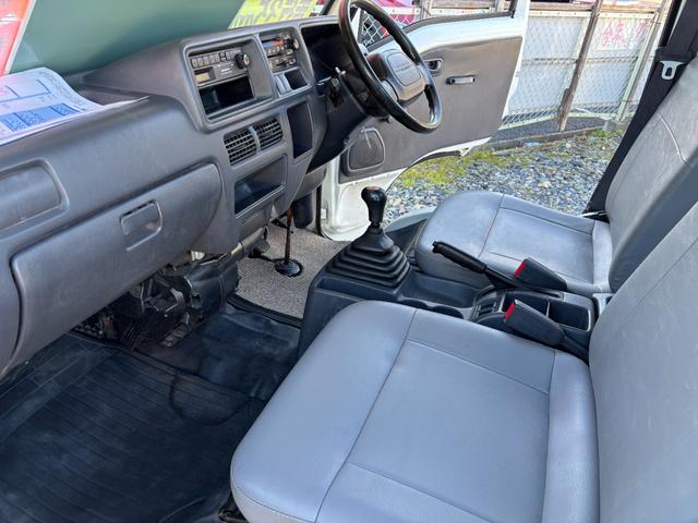 サンバートラック TB マニュアル切り替え4WD・走行35200km・エアコン無・パワステ有・エアバック無・純正フロアマット・ドアバイザ-・オーディオ・ゲートチェーン・純正12インチホイル夏タイヤ装着(62枚目)