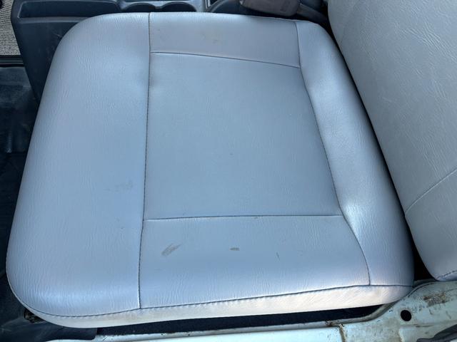 サンバートラック TB マニュアル切り替え4WD・走行35200km・エアコン無・パワステ有・エアバック無・純正フロアマット・ドアバイザ-・オーディオ・ゲートチェーン・純正12インチホイル夏タイヤ装着(63枚目)