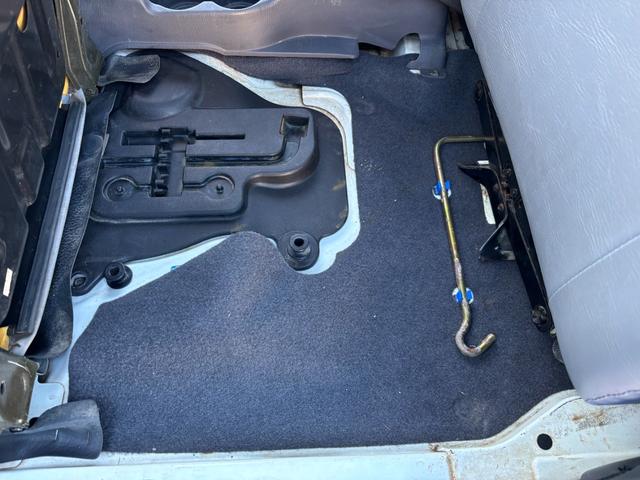 サンバートラック TB マニュアル切り替え4WD・走行35200km・エアコン無・パワステ有・エアバック無・純正フロアマット・ドアバイザ-・オーディオ・ゲートチェーン・純正12インチホイル夏タイヤ装着(64枚目)