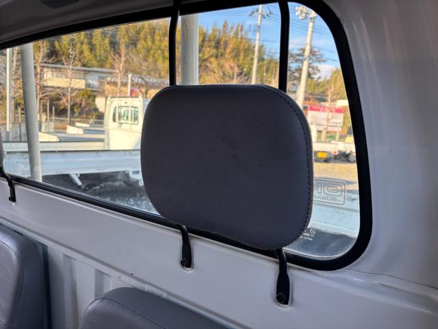 サンバートラック TB マニュアル切り替え4WD・走行35200km・エアコン無・パワステ有・エアバック無・純正フロアマット・ドアバイザ-・オーディオ・ゲートチェーン・純正12インチホイル夏タイヤ装着(66枚目)