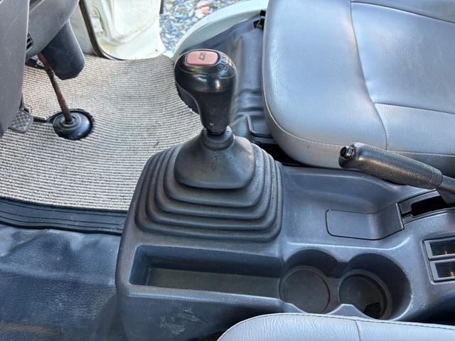 サンバートラック TB マニュアル切り替え4WD・走行35200km・エアコン無・パワステ有・エアバック無・純正フロアマット・ドアバイザ-・オーディオ・ゲートチェーン・純正12インチホイル夏タイヤ装着(68枚目)