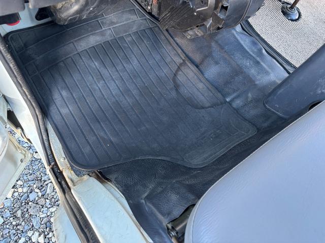 サンバートラック TB マニュアル切り替え4WD・走行35200km・エアコン無・パワステ有・エアバック無・純正フロアマット・ドアバイザ-・オーディオ・ゲートチェーン・純正12インチホイル夏タイヤ装着(69枚目)