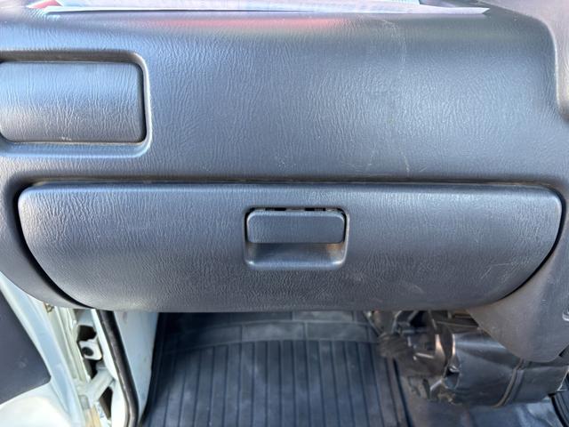 サンバートラック TB マニュアル切り替え4WD・走行35200km・エアコン無・パワステ有・エアバック無・純正フロアマット・ドアバイザ-・オーディオ・ゲートチェーン・純正12インチホイル夏タイヤ装着(70枚目)