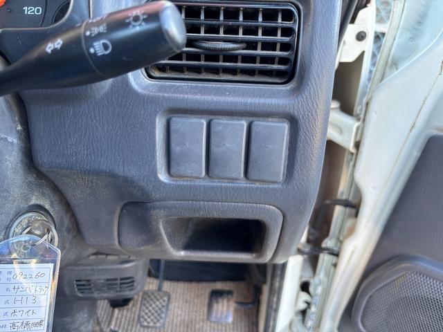サンバートラック TB マニュアル切り替え4WD・走行35200km・エアコン無・パワステ有・エアバック無・純正フロアマット・ドアバイザ-・オーディオ・ゲートチェーン・純正12インチホイル夏タイヤ装着(74枚目)
