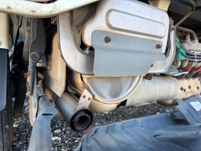 サンバートラック TB マニュアル切り替え4WD・走行35200km・エアコン無・パワステ有・エアバック無・純正フロアマット・ドアバイザ-・オーディオ・ゲートチェーン・純正12インチホイル夏タイヤ装着(76枚目)