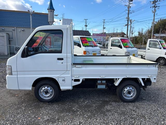 サンバートラック ＴＢ　オートマフルタイム４ＷＤ・走行３３０００ＫＭ・エアコン無・パワステ無・エアバック無・作業灯・純正フロアマット・ドアバイザ－・オーディオ・１２インチホイル・冬タイヤ装着（8枚目）