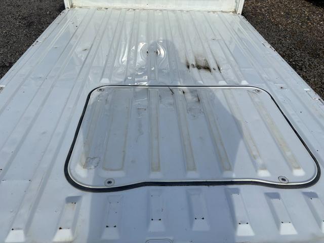 サンバートラック ＴＢ　オートマフルタイム４ＷＤ・走行３３０００ＫＭ・エアコン無・パワステ無・エアバック無・作業灯・純正フロアマット・ドアバイザ－・オーディオ・１２インチホイル・冬タイヤ装着（12枚目）