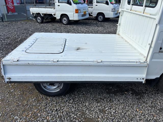 サンバートラック ＴＢ　オートマフルタイム４ＷＤ・走行３３０００ＫＭ・エアコン無・パワステ無・エアバック無・作業灯・純正フロアマット・ドアバイザ－・オーディオ・１２インチホイル・冬タイヤ装着（14枚目）