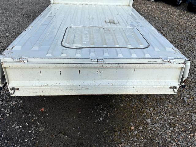 サンバートラック ＴＢ　オートマフルタイム４ＷＤ・走行３３０００ＫＭ・エアコン無・パワステ無・エアバック無・作業灯・純正フロアマット・ドアバイザ－・オーディオ・１２インチホイル・冬タイヤ装着（15枚目）