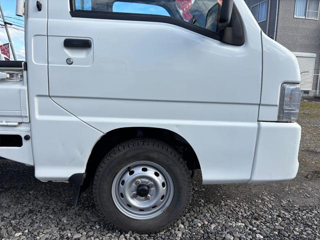 サンバートラック ＴＢ　オートマフルタイム４ＷＤ・走行３３０００ＫＭ・エアコン無・パワステ無・エアバック無・作業灯・純正フロアマット・ドアバイザ－・オーディオ・１２インチホイル・冬タイヤ装着（16枚目）