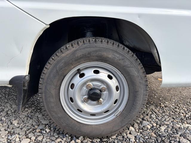 サンバートラック ＴＢ　オートマフルタイム４ＷＤ・走行３３０００ＫＭ・エアコン無・パワステ無・エアバック無・作業灯・純正フロアマット・ドアバイザ－・オーディオ・１２インチホイル・冬タイヤ装着（20枚目）