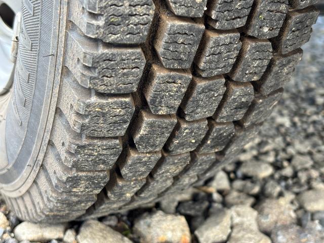 サンバートラック ＴＢ　オートマフルタイム４ＷＤ・走行３３０００ＫＭ・エアコン無・パワステ無・エアバック無・作業灯・純正フロアマット・ドアバイザ－・オーディオ・１２インチホイル・冬タイヤ装着（27枚目）