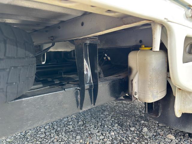 サンバートラック ＴＢ　オートマフルタイム４ＷＤ・走行３３０００ＫＭ・エアコン無・パワステ無・エアバック無・作業灯・純正フロアマット・ドアバイザ－・オーディオ・１２インチホイル・冬タイヤ装着（30枚目）