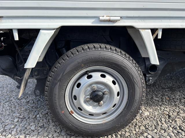 サンバートラック ＴＢ　オートマフルタイム４ＷＤ・走行３３０００ＫＭ・エアコン無・パワステ無・エアバック無・作業灯・純正フロアマット・ドアバイザ－・オーディオ・１２インチホイル・冬タイヤ装着（33枚目）