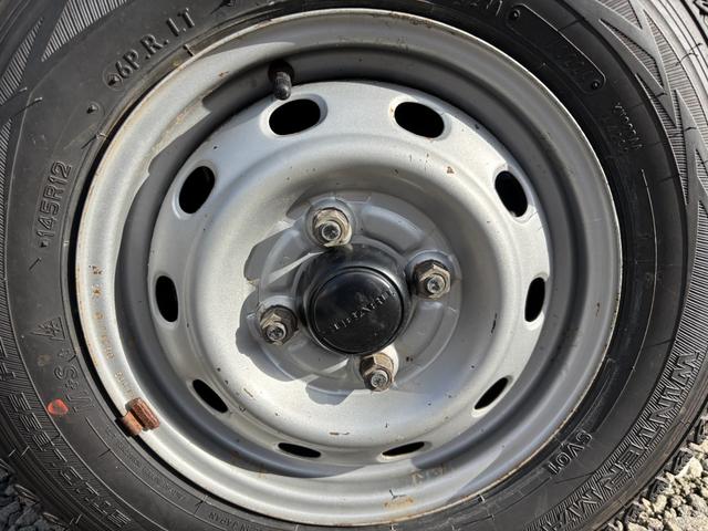 サンバートラック ＴＢ　オートマフルタイム４ＷＤ・走行３３０００ＫＭ・エアコン無・パワステ無・エアバック無・作業灯・純正フロアマット・ドアバイザ－・オーディオ・１２インチホイル・冬タイヤ装着（35枚目）