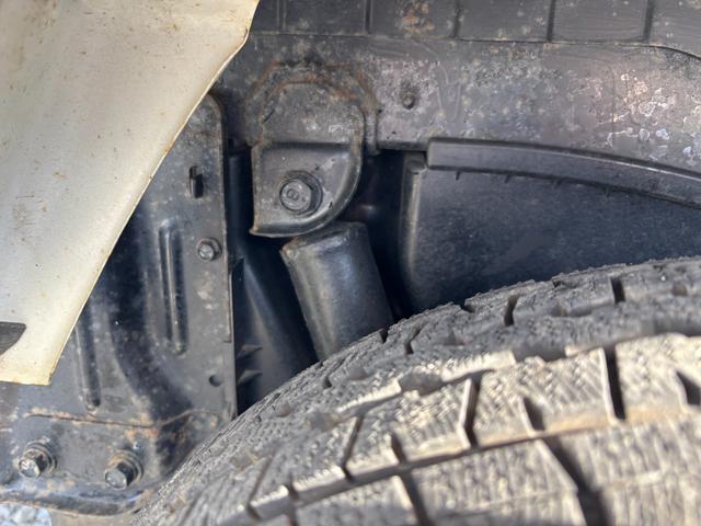 サンバートラック ＴＢ　オートマフルタイム４ＷＤ・走行３３０００ＫＭ・エアコン無・パワステ無・エアバック無・作業灯・純正フロアマット・ドアバイザ－・オーディオ・１２インチホイル・冬タイヤ装着（36枚目）