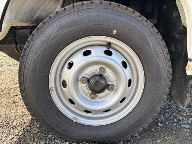サンバートラック ＴＢ　オートマフルタイム４ＷＤ・走行３３０００ＫＭ・エアコン無・パワステ無・エアバック無・作業灯・純正フロアマット・ドアバイザ－・オーディオ・１２インチホイル・冬タイヤ装着（45枚目）