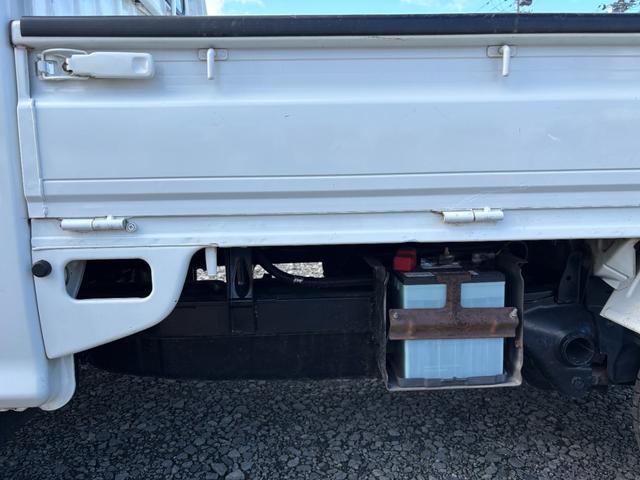 サンバートラック ＴＢ　オートマフルタイム４ＷＤ・走行３３０００ＫＭ・エアコン無・パワステ無・エアバック無・作業灯・純正フロアマット・ドアバイザ－・オーディオ・１２インチホイル・冬タイヤ装着（51枚目）
