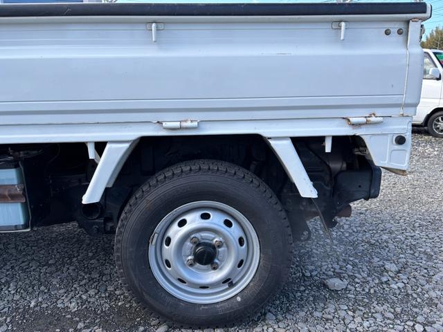 サンバートラック ＴＢ　オートマフルタイム４ＷＤ・走行３３０００ＫＭ・エアコン無・パワステ無・エアバック無・作業灯・純正フロアマット・ドアバイザ－・オーディオ・１２インチホイル・冬タイヤ装着（54枚目）