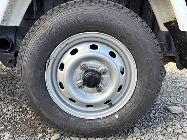 サンバートラック ＴＢ　オートマフルタイム４ＷＤ・走行３３０００ＫＭ・エアコン無・パワステ無・エアバック無・作業灯・純正フロアマット・ドアバイザ－・オーディオ・１２インチホイル・冬タイヤ装着（55枚目）