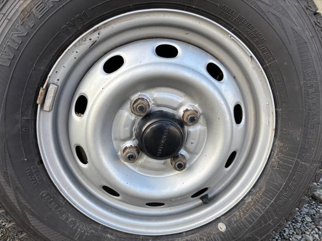 サンバートラック ＴＢ　オートマフルタイム４ＷＤ・走行３３０００ＫＭ・エアコン無・パワステ無・エアバック無・作業灯・純正フロアマット・ドアバイザ－・オーディオ・１２インチホイル・冬タイヤ装着（56枚目）