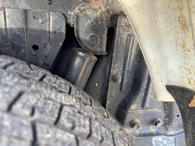 サンバートラック ＴＢ　オートマフルタイム４ＷＤ・走行３３０００ＫＭ・エアコン無・パワステ無・エアバック無・作業灯・純正フロアマット・ドアバイザ－・オーディオ・１２インチホイル・冬タイヤ装着（57枚目）