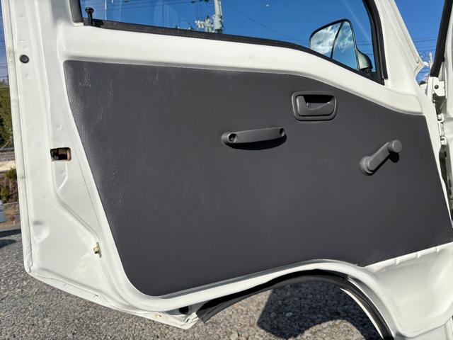 サンバートラック ＴＢ　オートマフルタイム４ＷＤ・走行３３０００ＫＭ・エアコン無・パワステ無・エアバック無・作業灯・純正フロアマット・ドアバイザ－・オーディオ・１２インチホイル・冬タイヤ装着（66枚目）