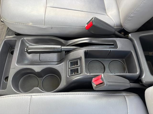 サンバートラック ＴＢ　オートマフルタイム４ＷＤ・走行３３０００ＫＭ・エアコン無・パワステ無・エアバック無・作業灯・純正フロアマット・ドアバイザ－・オーディオ・１２インチホイル・冬タイヤ装着（70枚目）