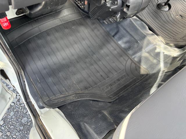 サンバートラック ＴＢ　オートマフルタイム４ＷＤ・走行３３０００ＫＭ・エアコン無・パワステ無・エアバック無・作業灯・純正フロアマット・ドアバイザ－・オーディオ・１２インチホイル・冬タイヤ装着（71枚目）