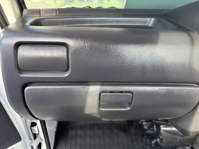 サンバートラック ＴＢ　オートマフルタイム４ＷＤ・走行３３０００ＫＭ・エアコン無・パワステ無・エアバック無・作業灯・純正フロアマット・ドアバイザ－・オーディオ・１２インチホイル・冬タイヤ装着（72枚目）