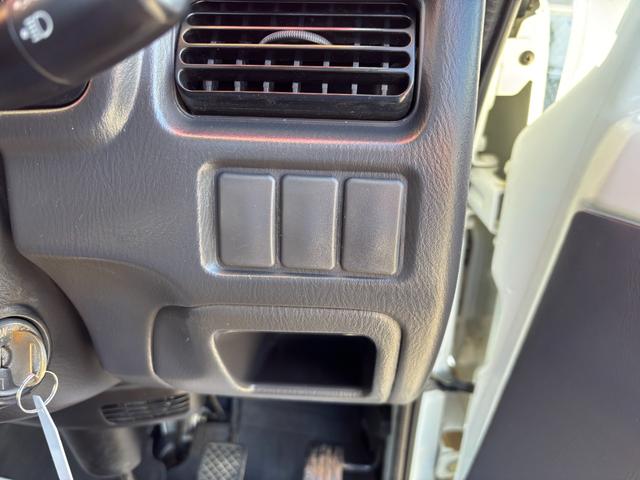 サンバートラック ＴＢ　オートマフルタイム４ＷＤ・走行３３０００ＫＭ・エアコン無・パワステ無・エアバック無・作業灯・純正フロアマット・ドアバイザ－・オーディオ・１２インチホイル・冬タイヤ装着（76枚目）