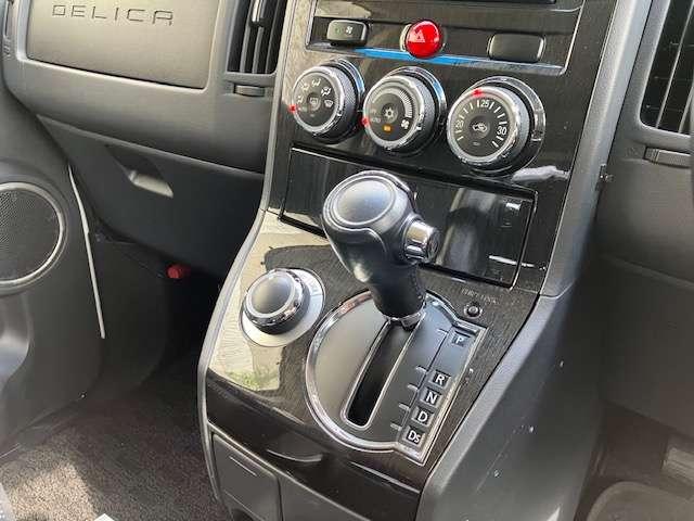 デリカＤ：５ ローデストＧパワーパッケージ　４ＷＤ　両側電動スライドドア　社外ナビゲーション　スマートキー　ＥＴＣ車載器　クルーズコントロール　パドルシフト　アクティブスタビリティコントロール　プライバシーガラス　リアワイパー　１年間走行距離無制限の中古車保証付き（10枚目）