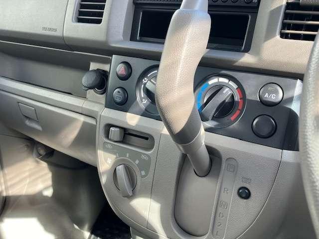 ミニキャブバン 【アウトレット中古車!】M ハイルーフ 4WD 当社買取車両 エアコン パワーステアリング WSRSエアバック 両側スライドドア リアワイパー FM/AMラジオ オートマチック 4WD切替スイッチ 3ヶ月又は3,000km(いずれか早い方)の中古車保証付き(4枚目)