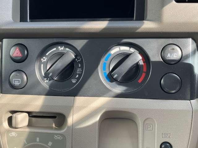 ミニキャブバン 【アウトレット中古車!】M ハイルーフ 4WD 当社買取車両 エアコン パワーステアリング WSRSエアバック 両側スライドドア リアワイパー FM/AMラジオ オートマチック 4WD切替スイッチ 3ヶ月又は3,000km(いずれか早い方)の中古車保証付き(5枚目)