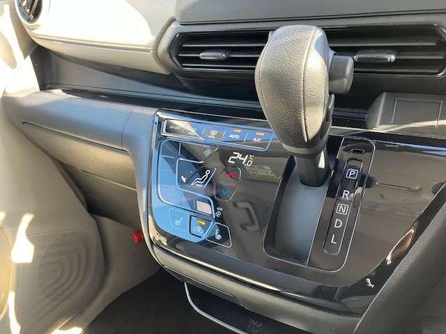 シフトレバー周辺の画像です